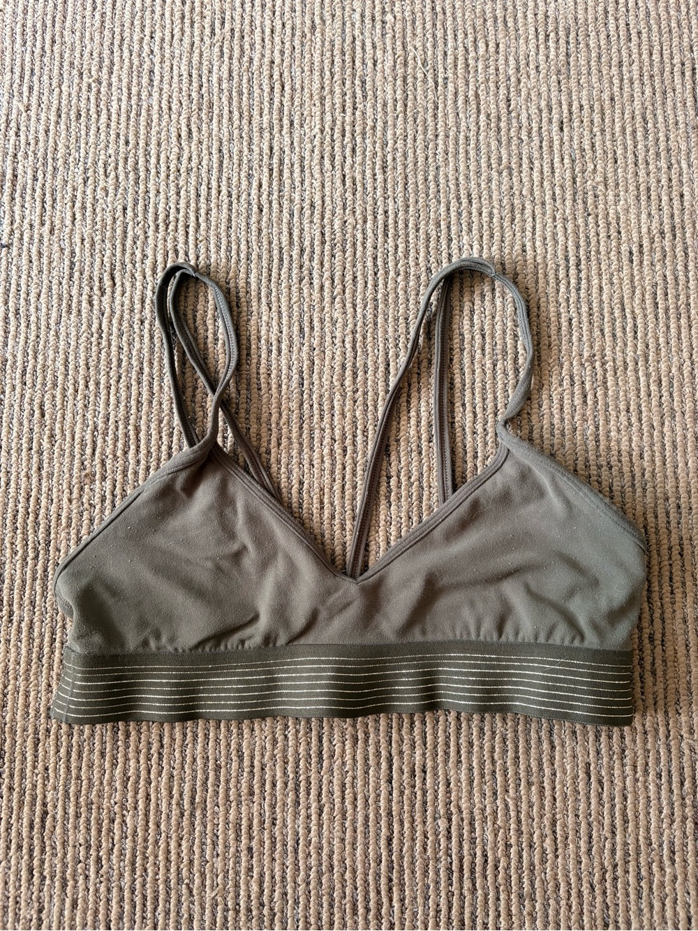 Lululemon Dark Olive Green Sports Bra size 4 or 6? - Picture 4 of 6
